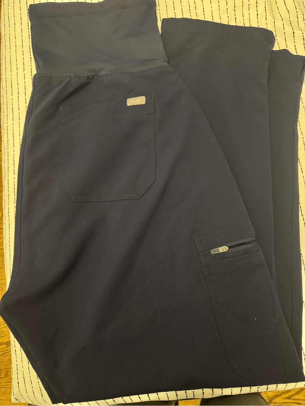Figs Women’s Black High-Waist Scrub Pants with Cargo Pocket